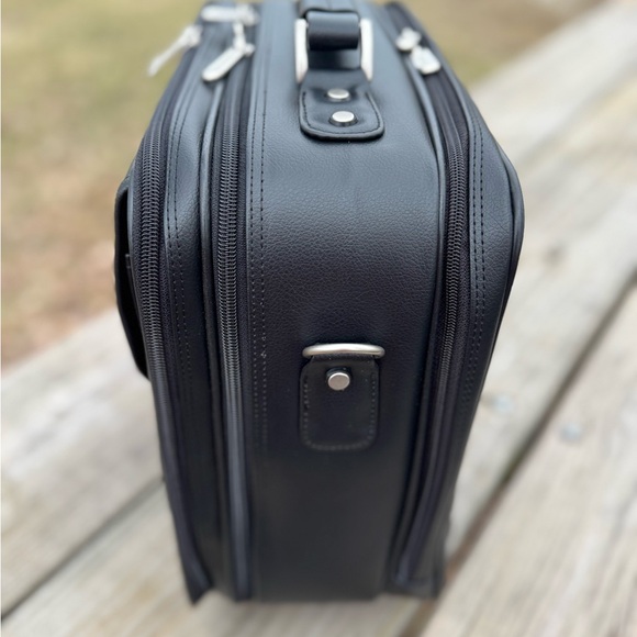 Fellowes Black Leather Wheeled Carry-on Travel Bag
22" handle #Pilots #Business - Picture 2 of 15